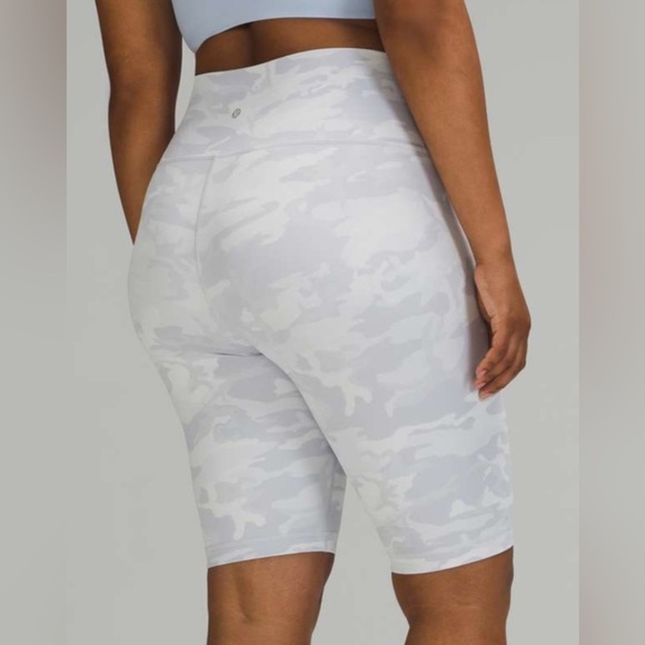 Lululemon Wunder Under Short Ribbed White Camo Size 4 - Picture 3 of 8